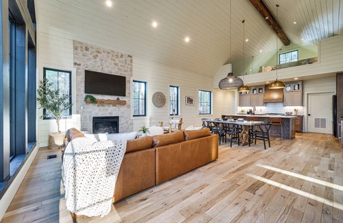 Broken Bow Cottage | Luxury Broken Bow Cabin w/Hot Tub on 3 Acres!