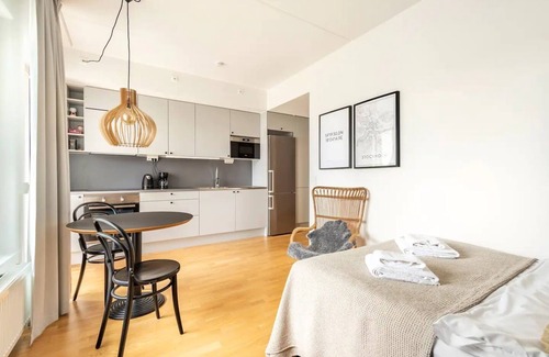 Hallonbergen Apartment | Luxury Business Studio Apartment - Garden View