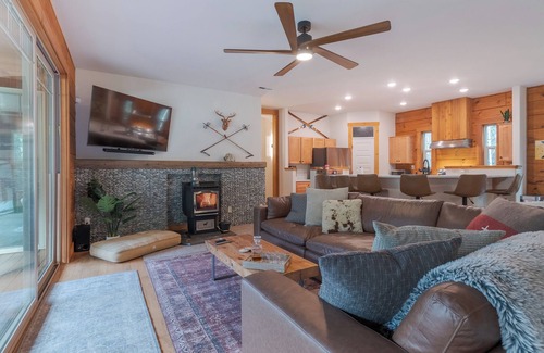 Mount Hood Village House | Luxury by the river, Hot tub, close to hiking trails!