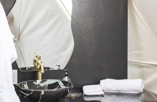 Mansfield-et-Pontefract Cabin | Luxury lakeside glamping- Stargazer Dome