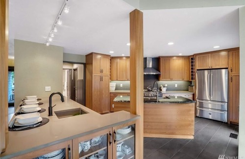 Redmond House | Luxury Cabin - 2BR 2BA - Private Forest View + AC