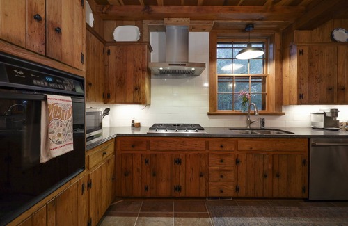 Madison Cabin | Luxury Cabin : HOT TUB, RIVER VIEW, FIRE PIT, 10 min to Nashville! nPet friendly