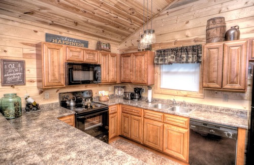 Pigeon Forge Cabin | LUXURY CABIN IN THE WOODS! Theatre, Hot Tub,Pool Table,1 mile to Pkwy,Free wi-fi