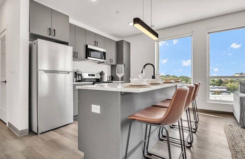 University Circle Apartment | Luxury & Calming 2BR | Cleveland Clinic