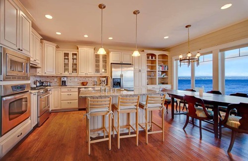 Clinton House | Luxury Cape Cod on Tranquil, Tidal, Sandy Beach, Beds up to 12, Close to Seattle