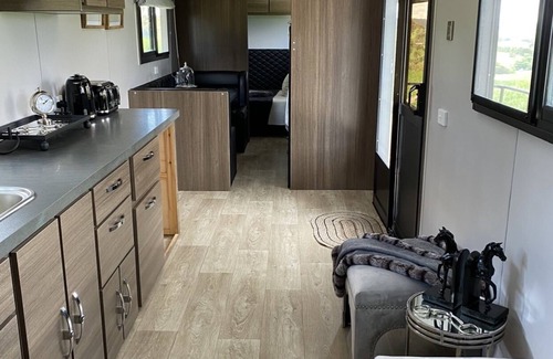 Oberon House | Luxury Caravan, Complimentary welcome cheese platter & a bottle of wine.