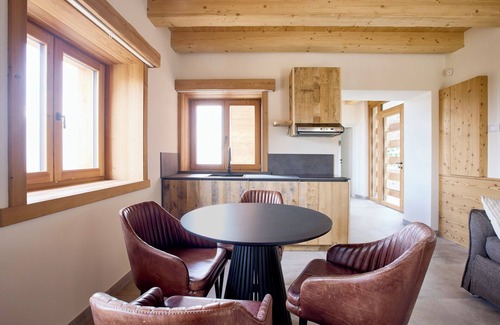 Civenna Apartment | Luxury Chalet Apartment 'Baita Treeb Tramontana' with Lake View, Private Terrace and Wi-Fi