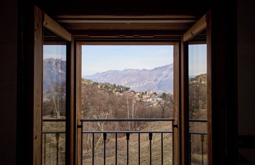Civenna Apartment | Luxury Chalet Apartment 'Baita Treeb Breva' with Lake View, Shared Garden and Wi-Fi