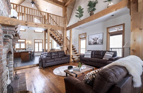 Springwater Cottage | Luxury Chalet in the Woods w/Pool & Hot Tub, Near Wasaga Beach & Blue Mountain!