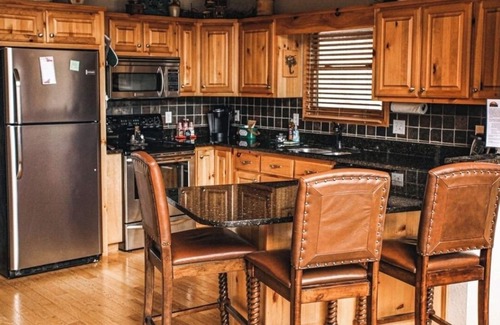 Unaka Cabin | Luxury Chalet w/Views, Wi-fi, Hot Tub & Pool Table