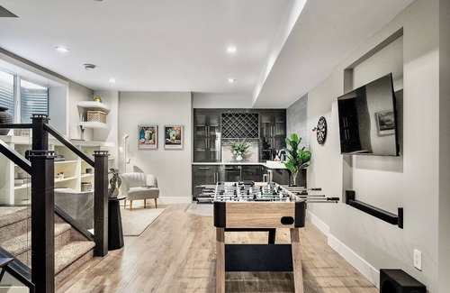Killarney House | Luxury Cityscape Retreat w/Hot Tub