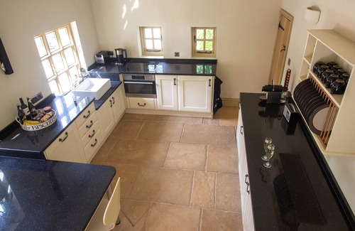 Moreton Cottage | Luxury Coach House in beautiful rural village, scenic walks & 3 miles to Ledbury