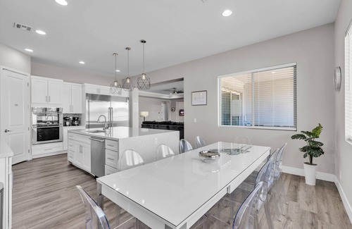Las Vegas House | Luxury & Comfort Await at Viva Oasis – A Spacious Las Vegas Retreat