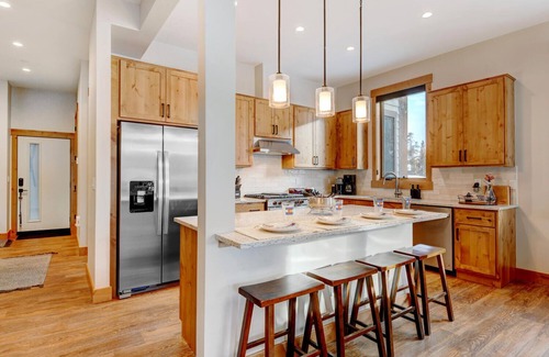 Fraser House | Luxury Condo E203 I Private Hot Tub I Great Views I Best Price I Discounted Attractions