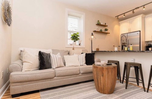 North Oakland Apartment | Luxury Condo Near Shady side Hospital | King Bed