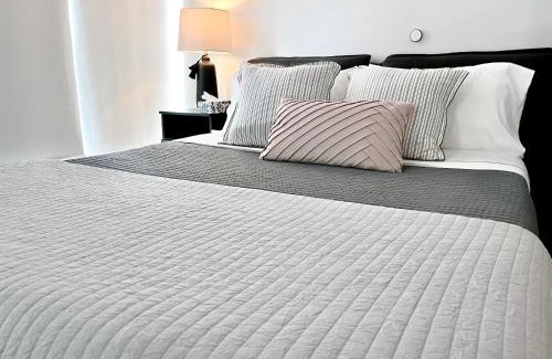 Bay Cloverhill Apartment | Luxury Condo on Bay Street