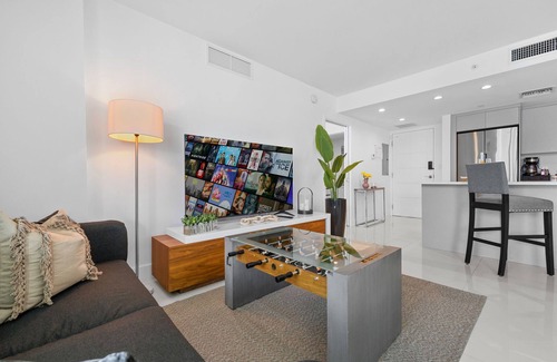 Bay Harbor Islands Apartment | Luxury Condo w/Rooftop Pool ~ 5-Min to Beach