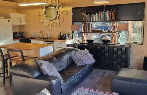 Mangere Bridge Cottage | Luxury Container House Auckland Airport