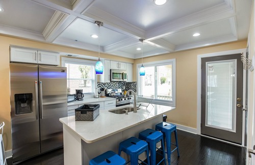 Benning House | Luxury contemporary stylish rowhouse + free parking; perfect for large groups