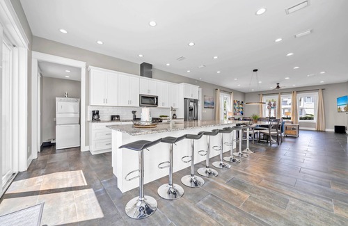 Emerald Waters Village House | Luxury, Convenience and Style! Gated Community, Private Pool!