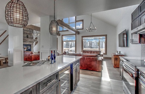 The Blue Mountains Ski Chalet | LUXURY Cottage@Blue Mountain, Private Beach Access, Near the Village, 7.5 baths
