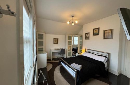 Leyton House | Luxury Cottage Room