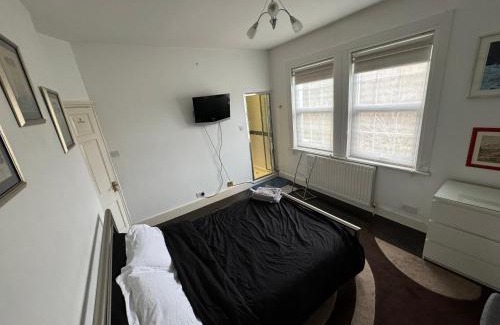 Leyton House | Luxury Cottage Room