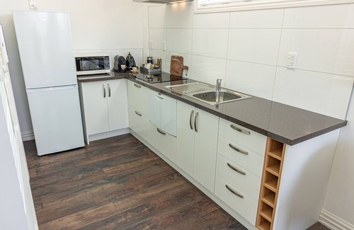 Omarama House | Luxury county guest house with continental breakfast/our own free range eggs