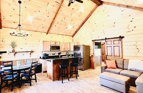 Creola Cabin | LUXURY COUPLES CABIN! Caveside Cabins