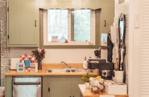 Laurelville Cabin | Luxury Cozy cabin with hot tub/sauna/Wifi/close to rock house in Laurelville