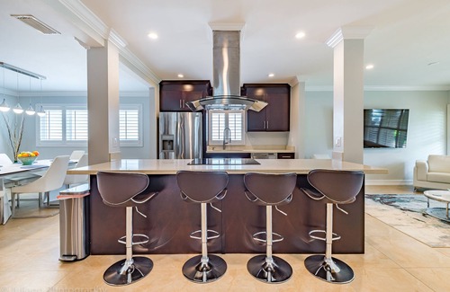 Poinsettia Heights House | LUXURY D/T OASIS 4/4 SLEEPS 12 BEACHES & NIGHTLIFE