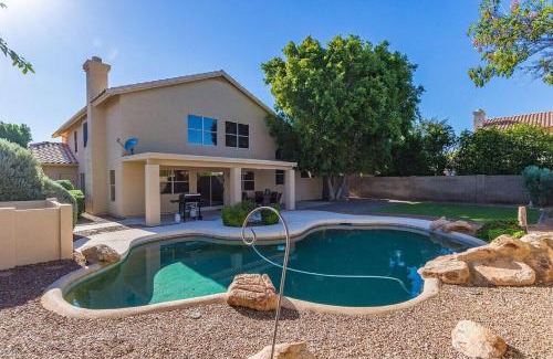 Dobson Woods House | LUXURY Desert Oasis! 5 bedroom, 3 bath w HEATED POOL