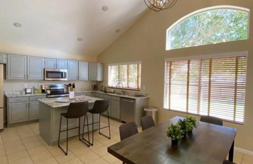 Dobson Woods House | LUXURY Desert Oasis! 5 bedroom, 3 bath w HEATED POOL