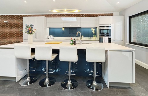 Plumtree House | Luxury detached 4bed house Sleeps 8 in Village location with garden & driveway!