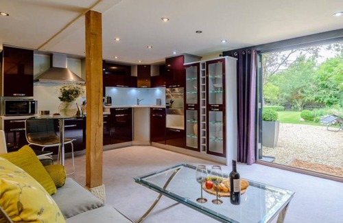 Charlton-on-Otmoor House | Luxury, dog friendly cottage, hot tub & short stroll to pub …& resident alpaca!