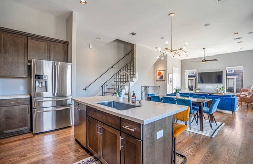 East Downtown Houston House | Luxury Downtown Home w Rooftop Deck in the Skyline