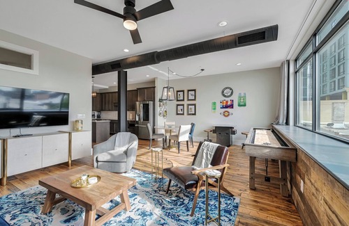 Downtown Asheville Condo | Luxury Downtown walkable AVL condo w arcade 2BR2BA
