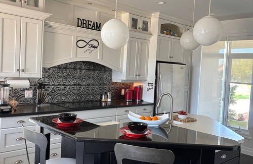 Sarnia House | Luxury Dream Home – Beaches, Golf, Parks, Trails – Perfect for Families