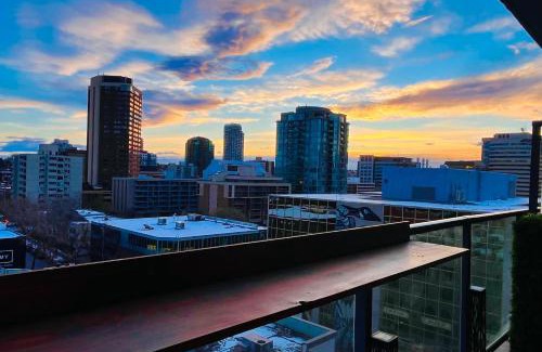 Connaught Apartment | LUXURY DT, 2 Bedroom DEAL, Private Balcony, Full Kitchen, Gym - FREE PARKING