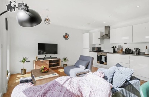 Stevenage Apartment | Luxury Eco Super King Apartment w/Large Balcony