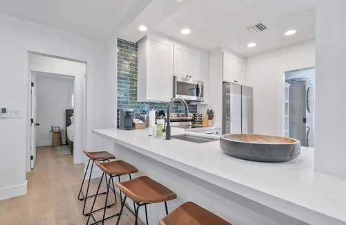 Lake Ridge Apartment | Luxury Escape: Close to beach, heavenly beds