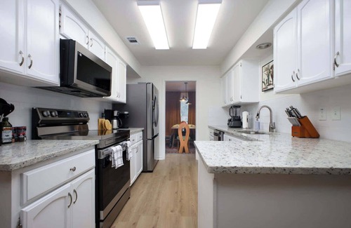 North San Antonio - SAT House | Luxury Escape: Pool, Sportscourt, Games, & Theater!