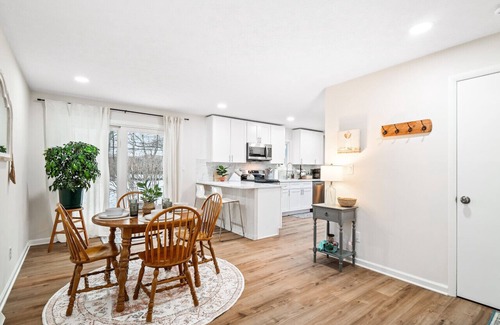 Richmond Heights House | Luxury Escape|Sleeps 8|Game Room|Highland Heights