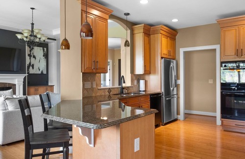 Landen House | Luxury Extended-Stay 5-King Ranch near Mason/Loveland