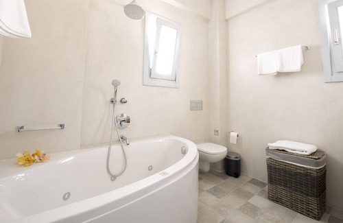 Karterados Villa | Luxury Family 3 bedroom villa by famous beach!