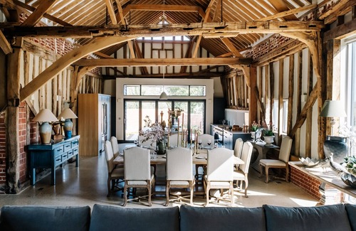 Eye House | Luxury Farm Barn with Copper Top Bar and Hot Tub - Located in Rural Suffolk