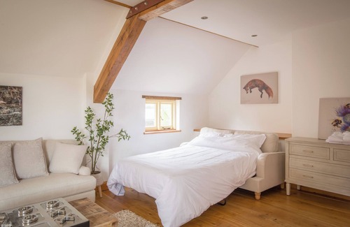 Wellingborough Cabin | Luxury farmhouse/lodge on scenic meadow and orchard. Pet-Friendly! w/Office