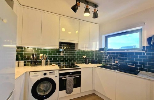 Cambridge Apartment | Luxury Flat 2 Bedrooms Free Wi-Fi TV Full Kitchen 2 Bathrooms