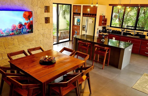 La Veleta Villa | Luxury for less. Walk to restaurants & bars. Close to Airport, Beaches, Cenotes.