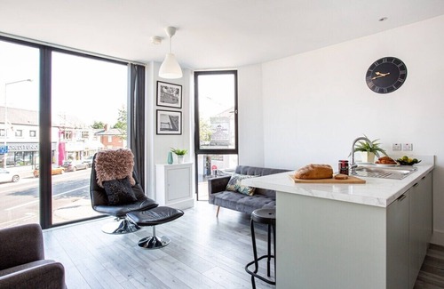 Ormeau Apartment | Luxury | Fully Equipped Kitchen | Ormeau Park